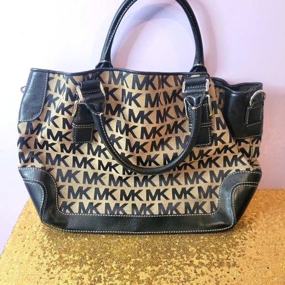 Michael Kors Authentic Signature Bag - Picture 1 of 3